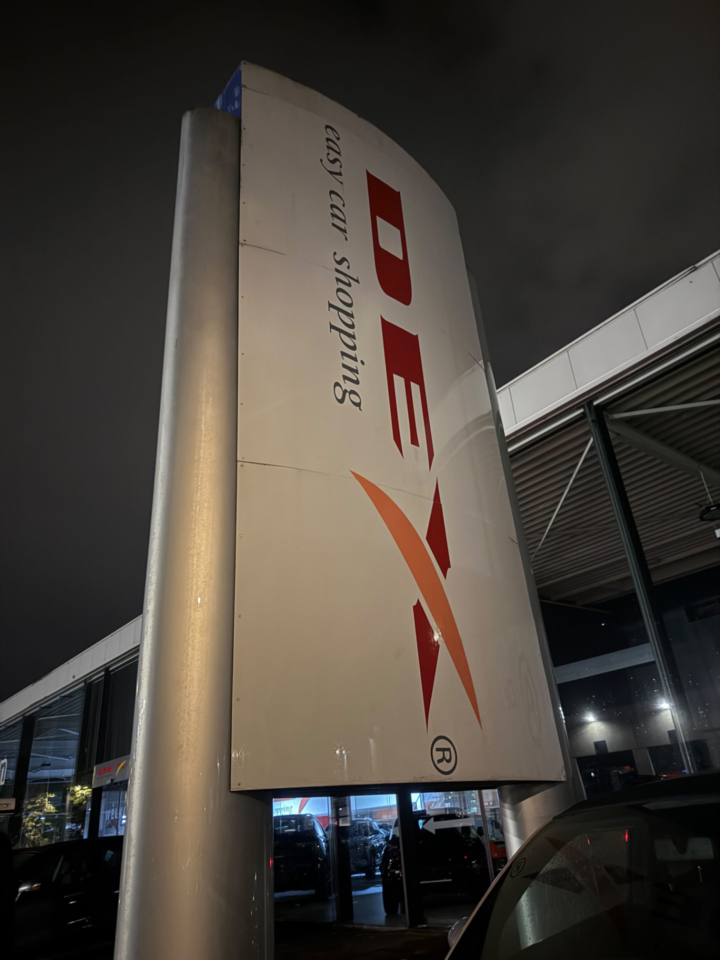 Reclamezuil van een autodealer na de reiniging