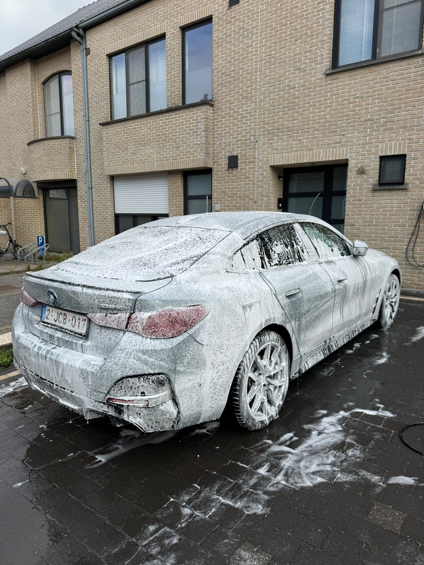 BMW krijgt een sneeuwschuim-beurt aan huis