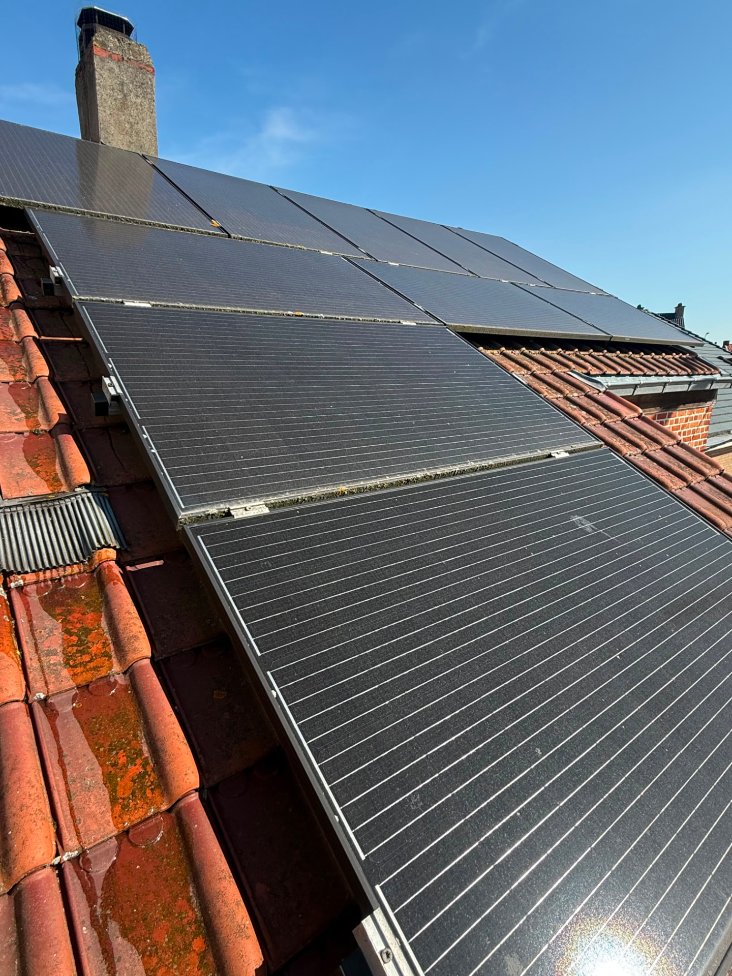 Zonnepanelen op een pannendak reinigen