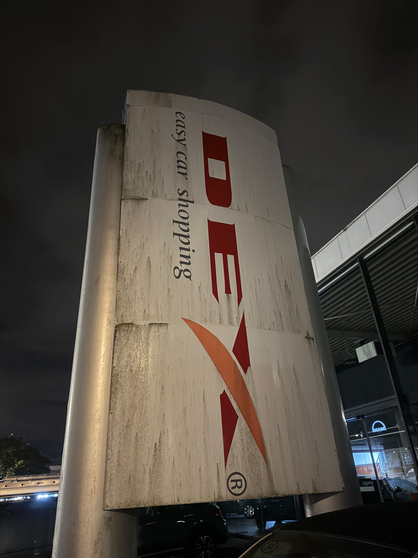 Reclamezuil van een autodealer voor de reiniging