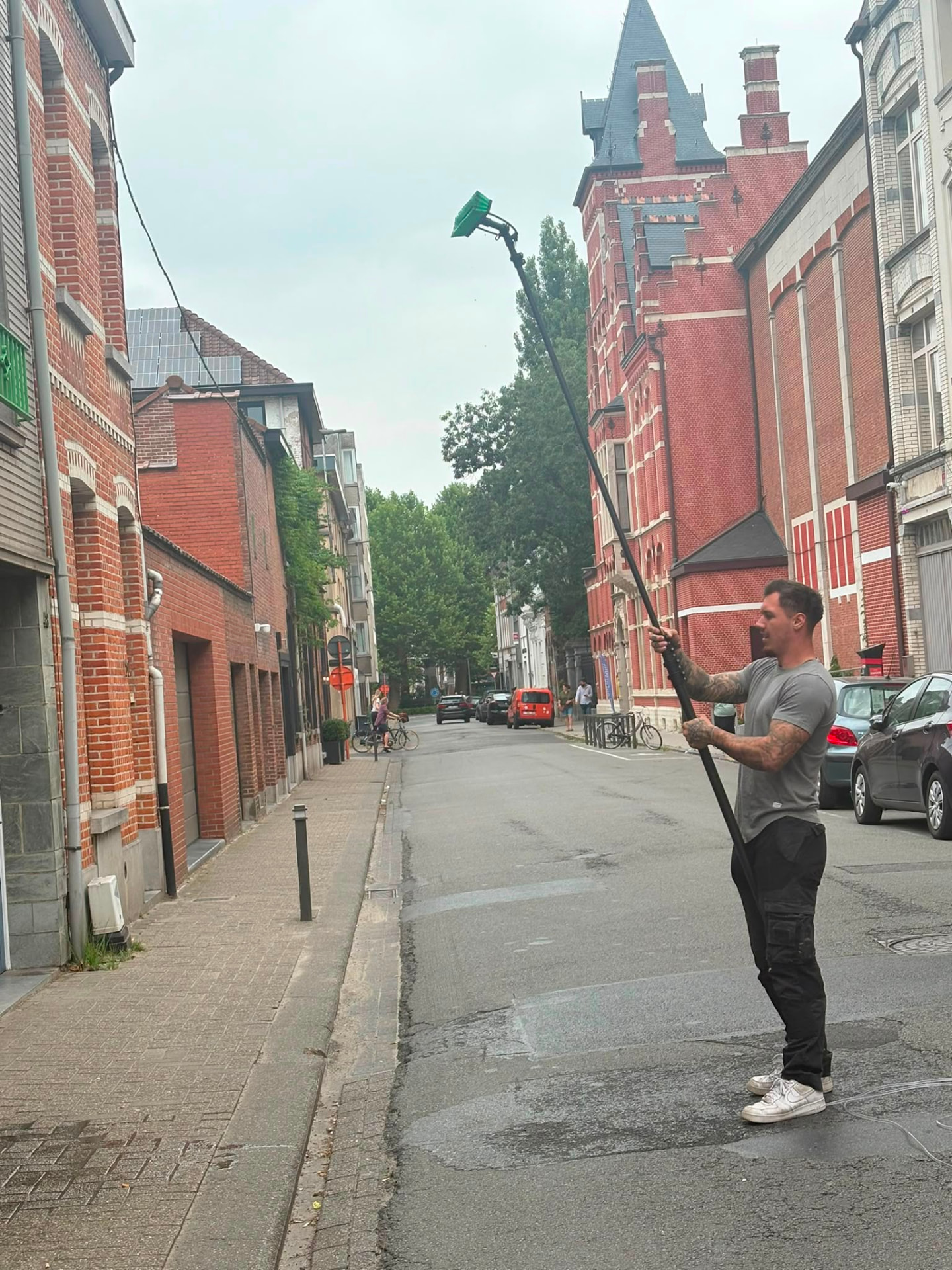 Ramen wassen met telescoopsteel in een woonstraat