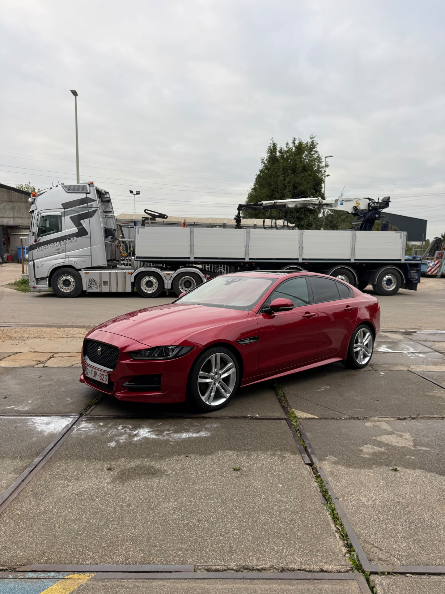 Rode Jaguar gereinigd door Van Walle