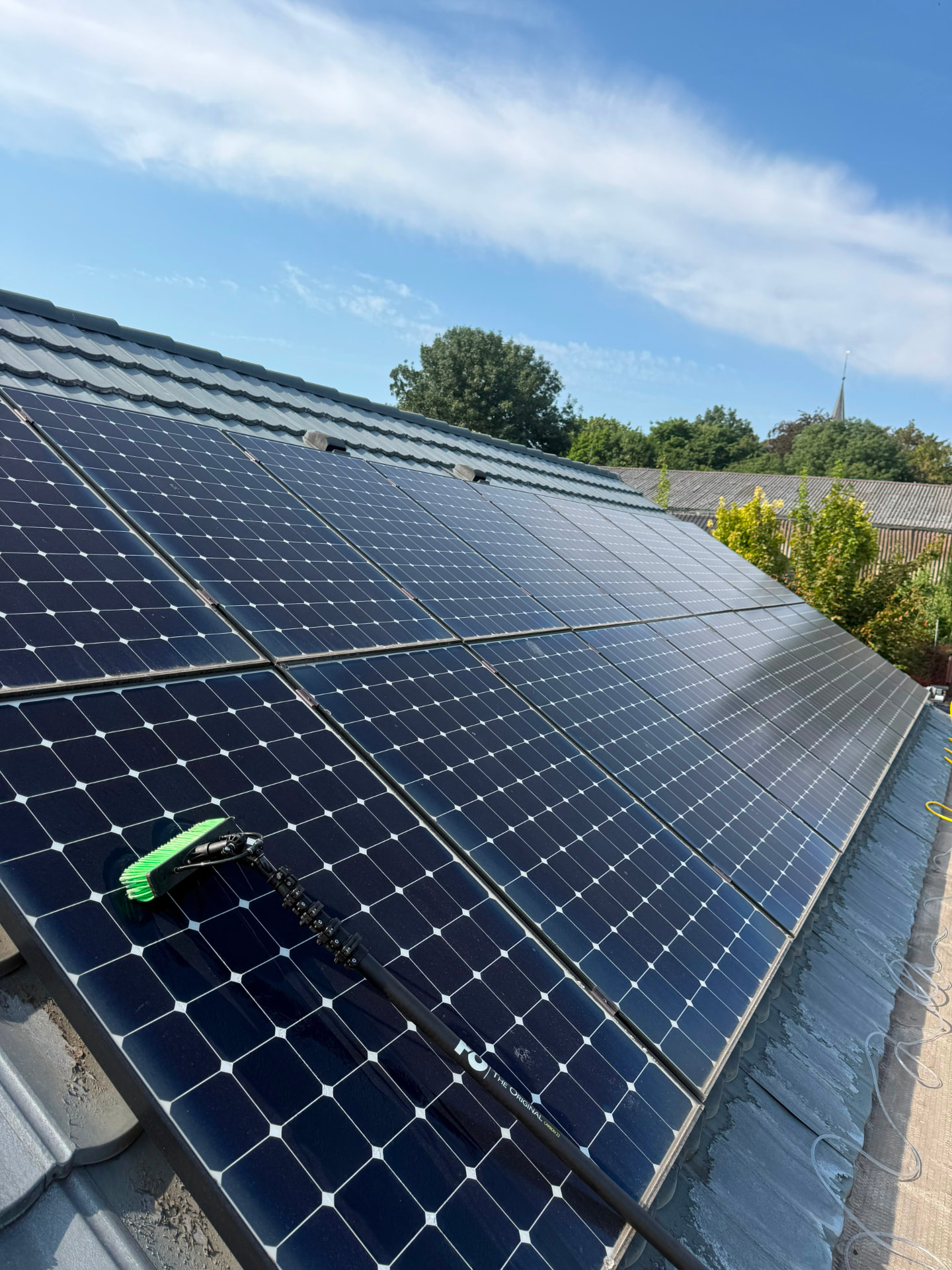 Zonnepanelen reinigen met een zachte borstel en zuiver water