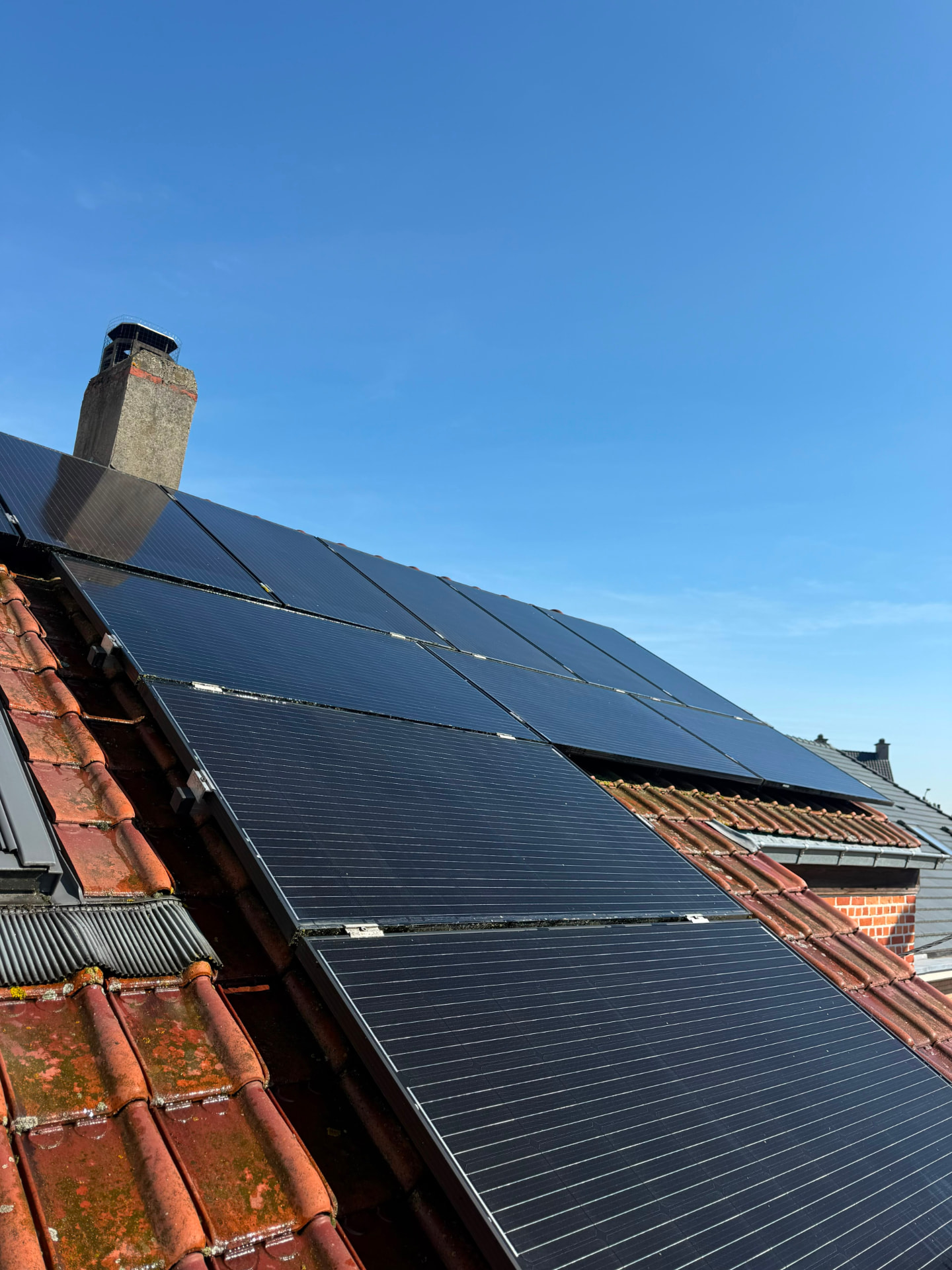 Dezelfde zonnepanelen proper na de reiniging