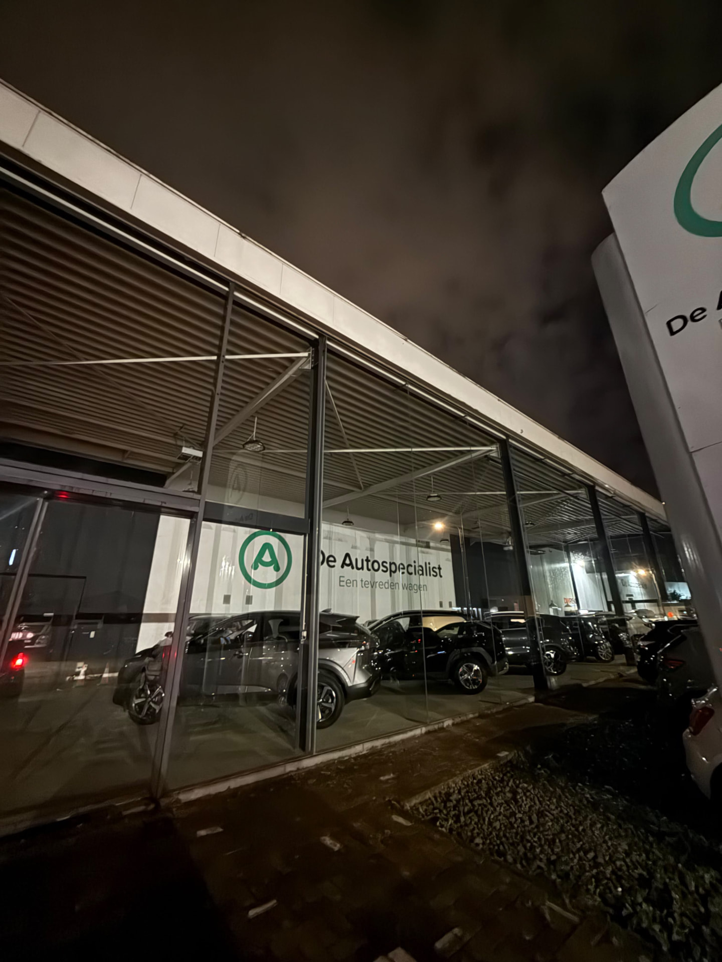 Glazen showroomgevel van een autosalon gereinigd