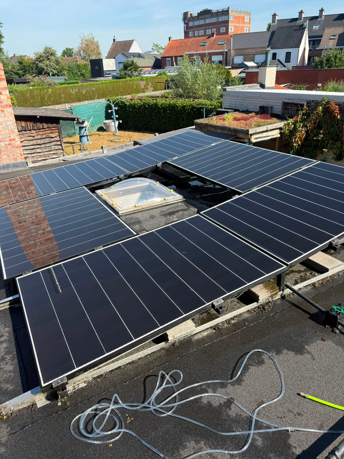 Zonnepanelen op een plat dak na de reiniging