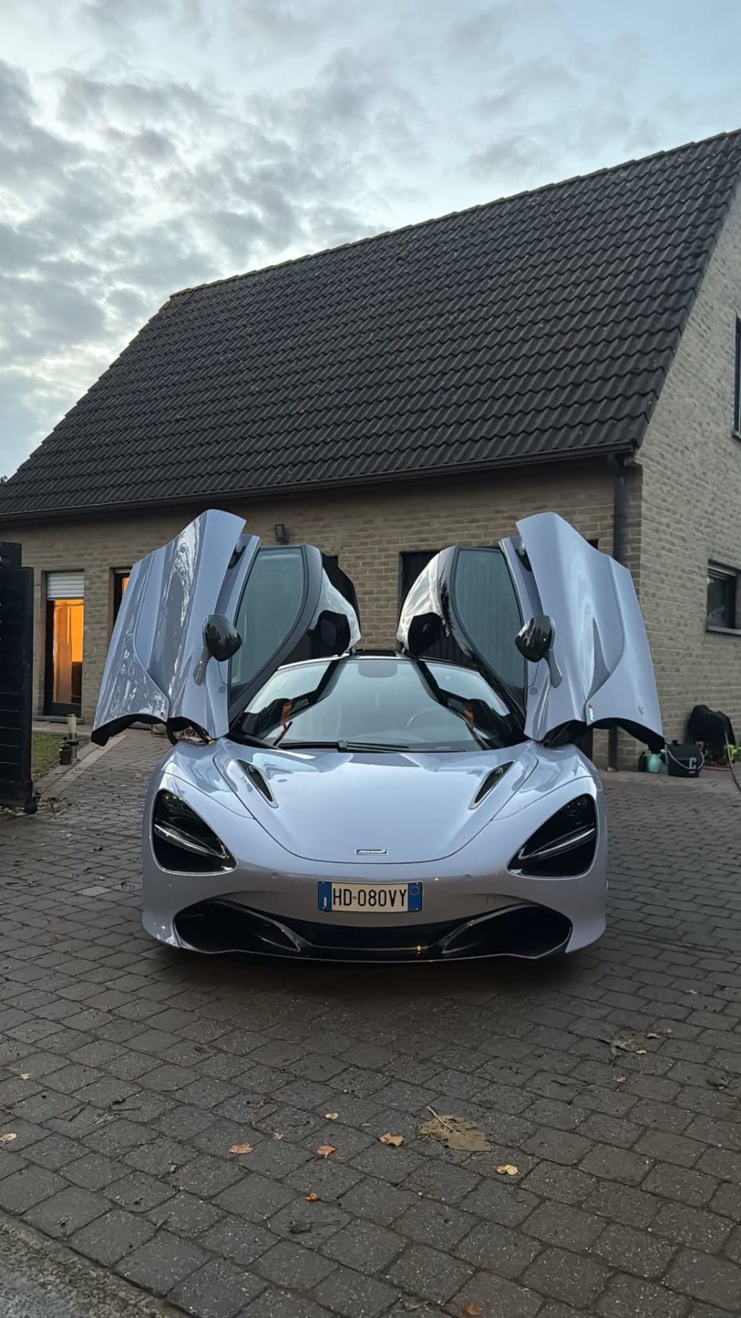 McLaren 720S met open deuren na detailing