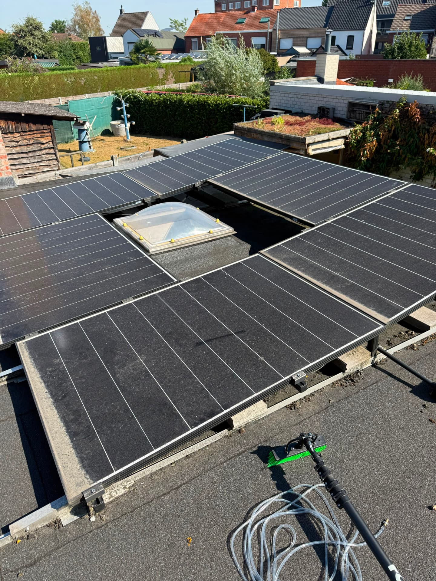 Zonnepanelen op een plat dak voor de reiniging