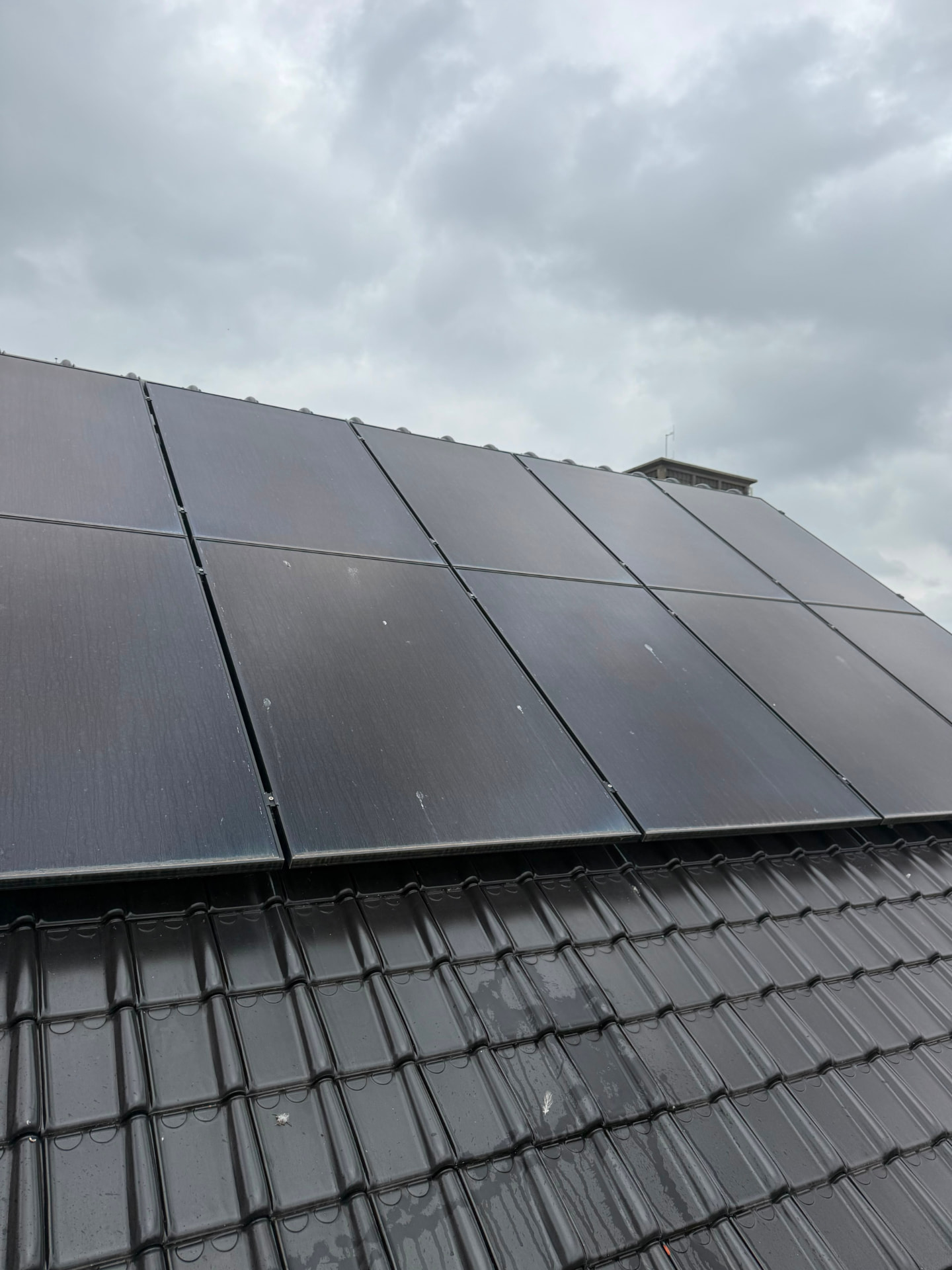 Zonnepanelen met kalk- en vuilsporen voor de reiniging
